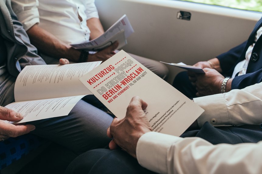 Gut vier Stunden benötigt der Kulturzug für die Fahrt von Berlin nach Wrocław. Unterwegs gibt es ein zweisprachiges Programm.