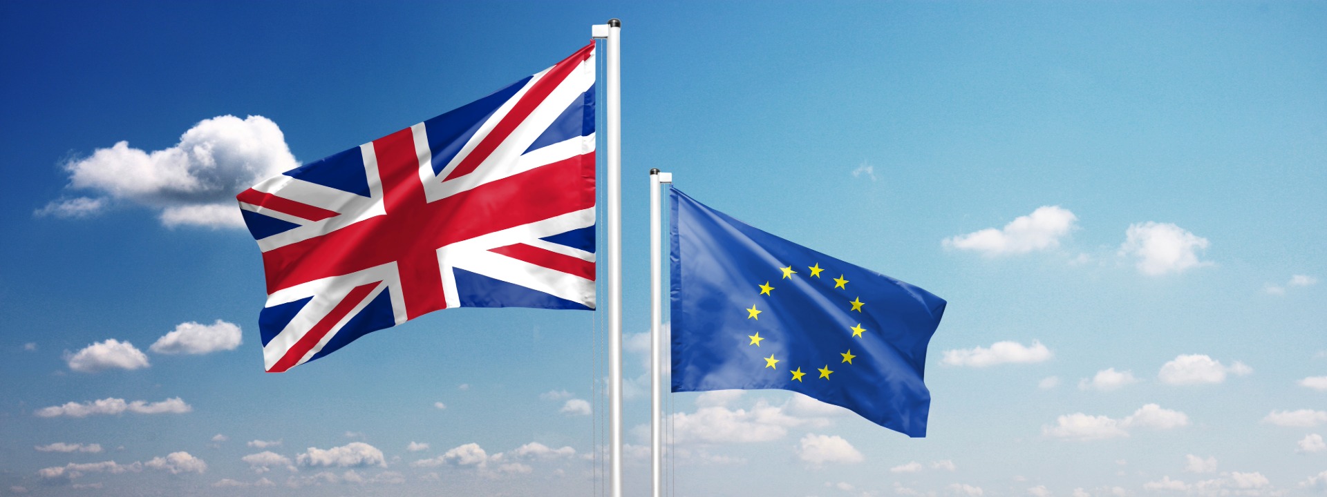 Britische Flagge und Flagge der Europäischen Union vor blauem Himmel
