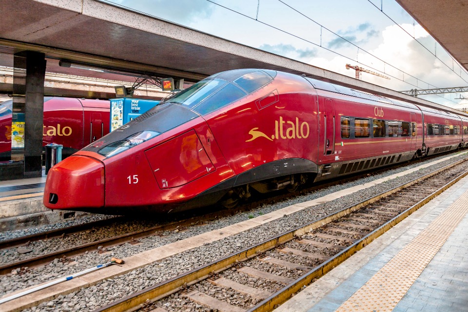 Roter Italo-Hochgeschwindigkeitszug am Bahnhof Roma Termini in Italien