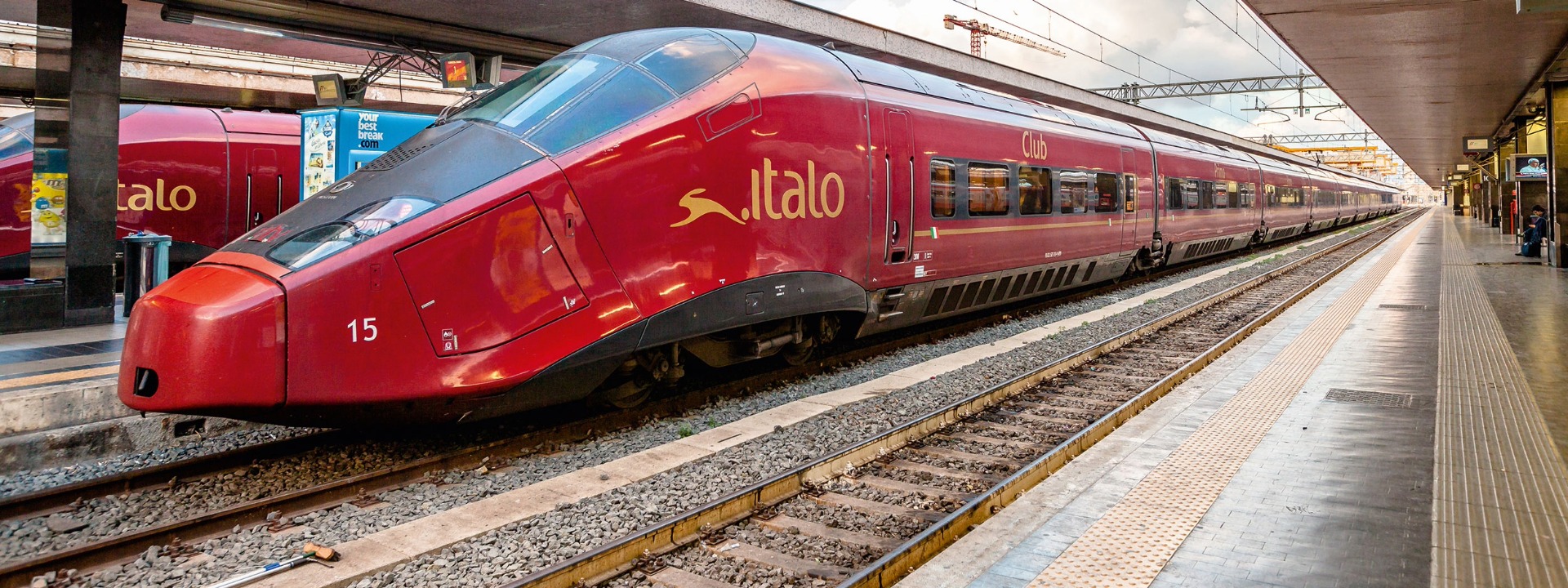 Roter Italo-Hochgeschwindigkeitszug am Bahnhof Roma Termini in Italien