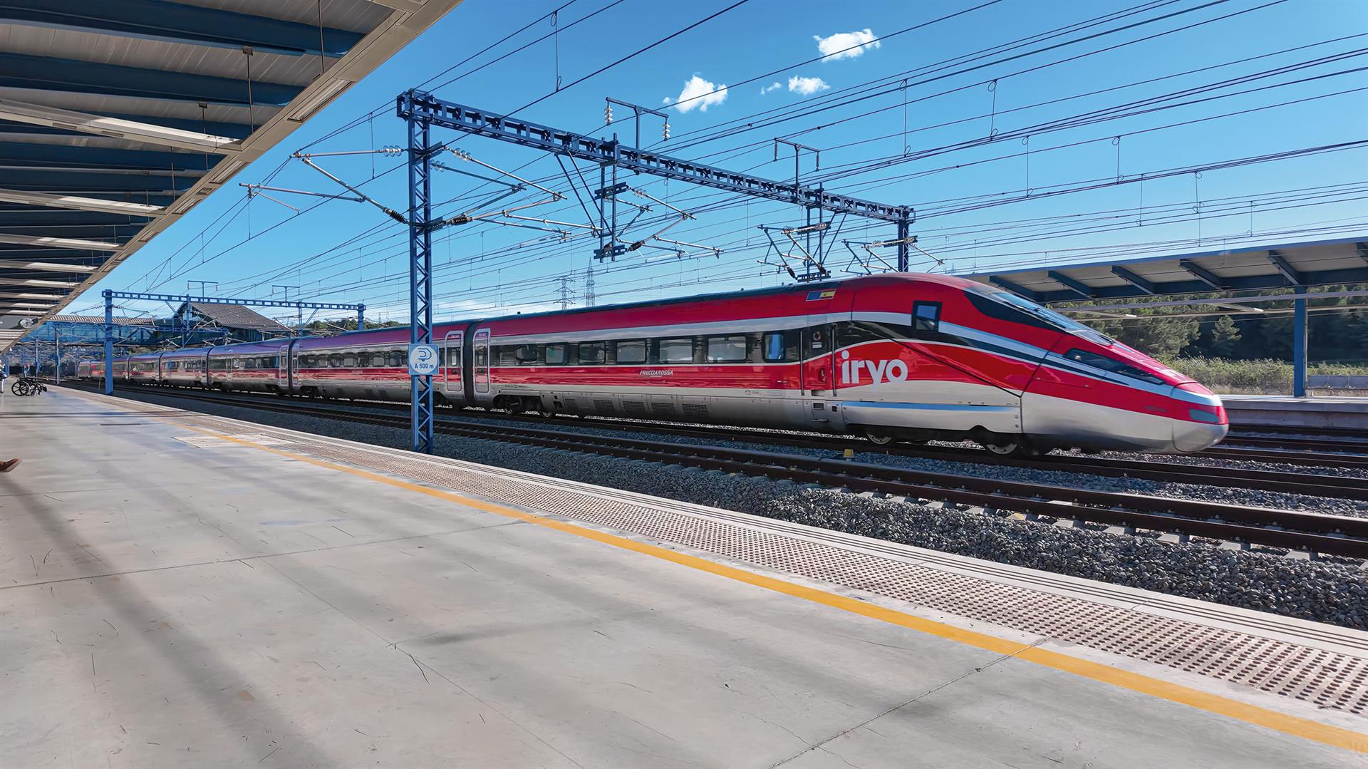 Rot-weißer Iryo-Hochgeschwindigkeitszug an einem Bahnhof in Spanien