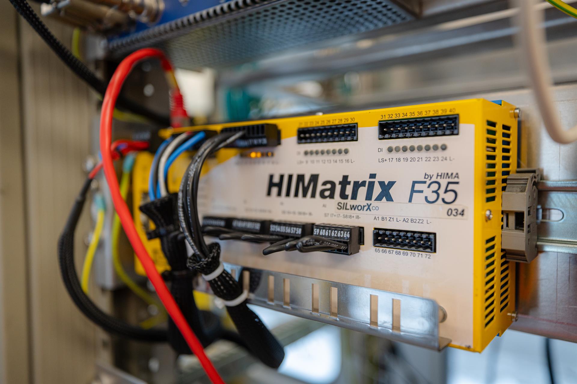 Steuerungskomponente in einem Technik-Rack eines umgerüsteten Fahrzeugs der Baureihe 423, das im Werk München-Steinhausen für das ferngesteuerte Rangieren getestet wird.