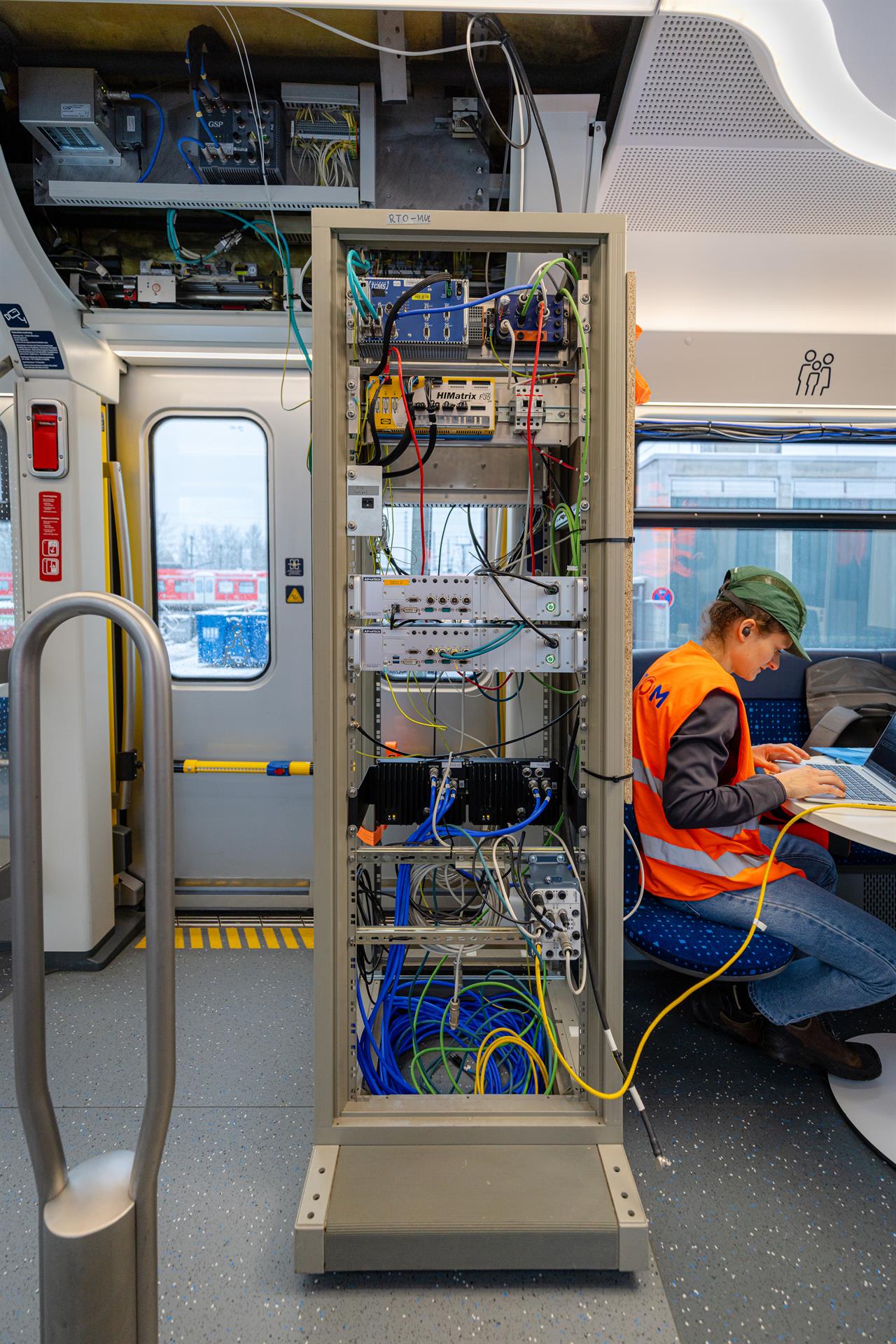 Technik-Rack mit installierter Steuerungs- und Netzwerktechnik in einem umgerüsteten Fahrzeug der Baureihe 423 für Tests des ferngesteuerten Rangierens im Werk München-Steinhausen.