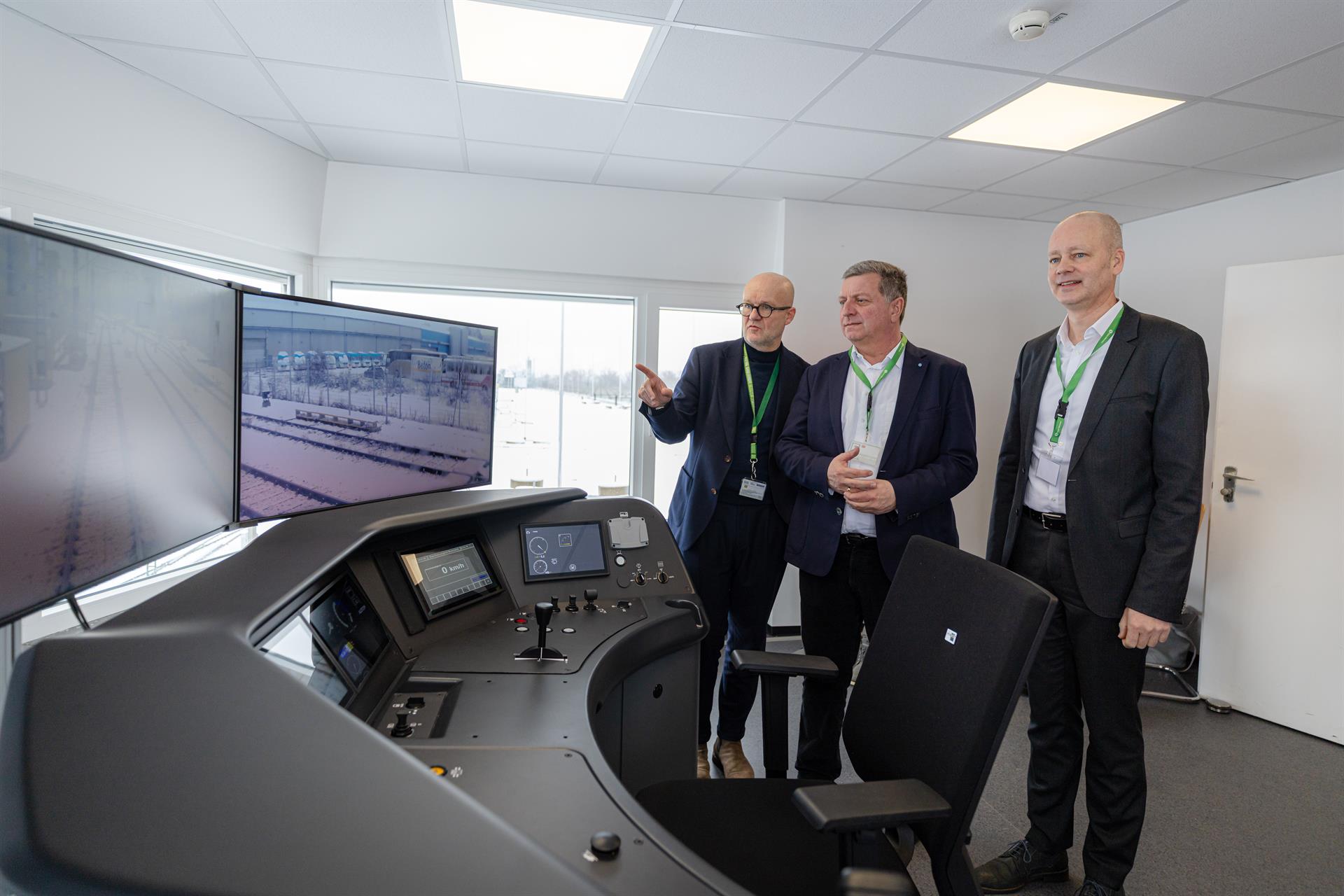 Heiko Büttner, Christian Bernreiter und Harmen van Zijderveld im Remote Operation Center im Werk München-Steinhausen während einer Vorstellung der Tests zum ferngesteuerten Rangieren eines umgerüsteten Fahrzeugs der Baureihe 423.