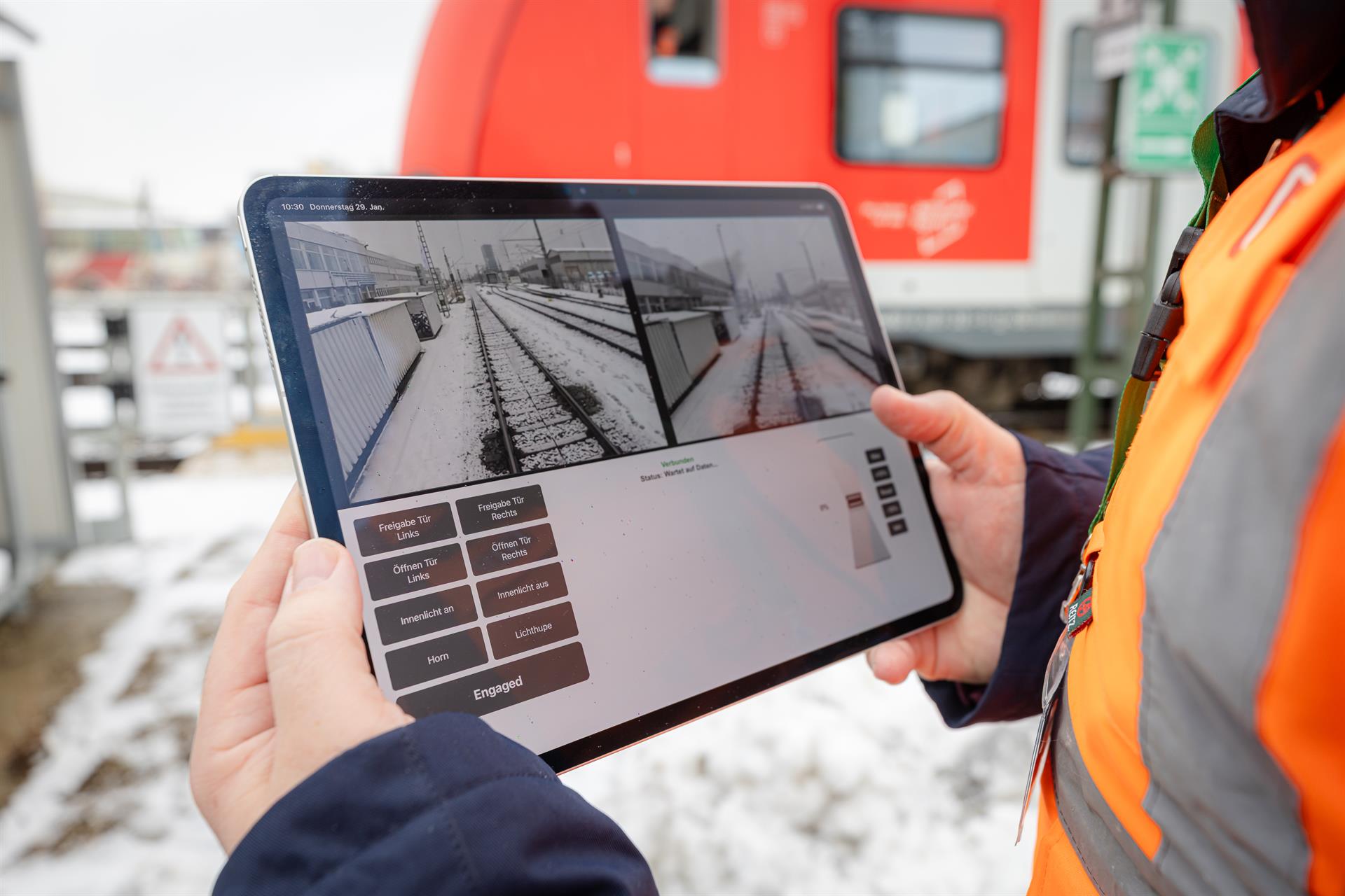 Tablet mit Steuerungsoberfläche im Werk München-Steinhausen, über das ein umgerüstetes Fahrzeug der Baureihe 423 während der Tests zum ferngesteuerten Rangieren bedient werden kann.