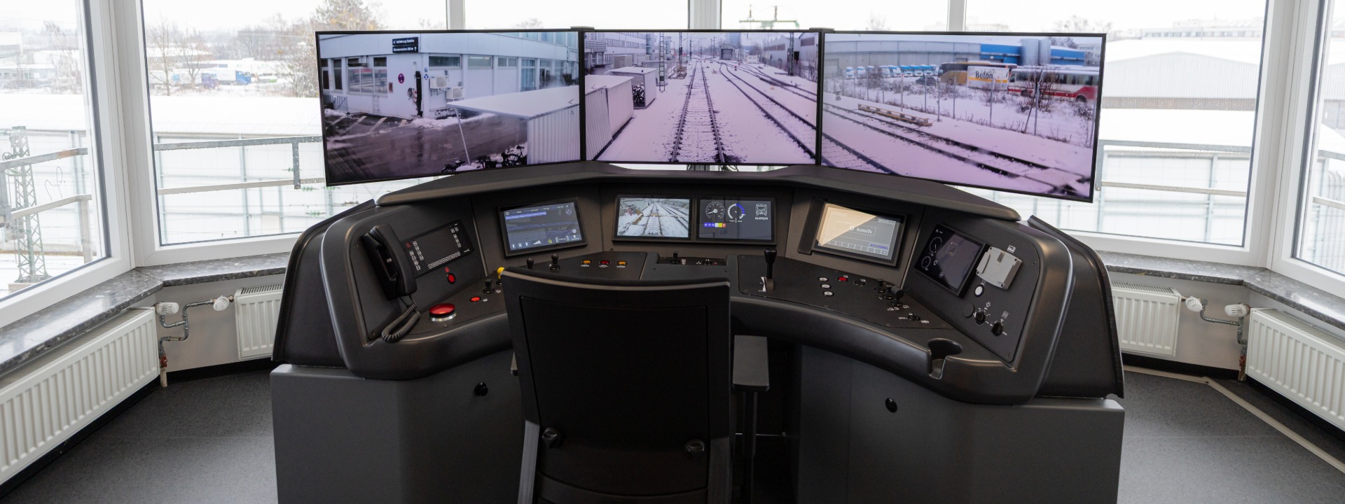 Bedienpult mit mehreren Monitoren im Remote Operation Center im Werk München-Steinhausen zur Steuerung der Tests für das ferngesteuerte Rangieren eines umgerüsteten Fahrzeugs der Baureihe 423.