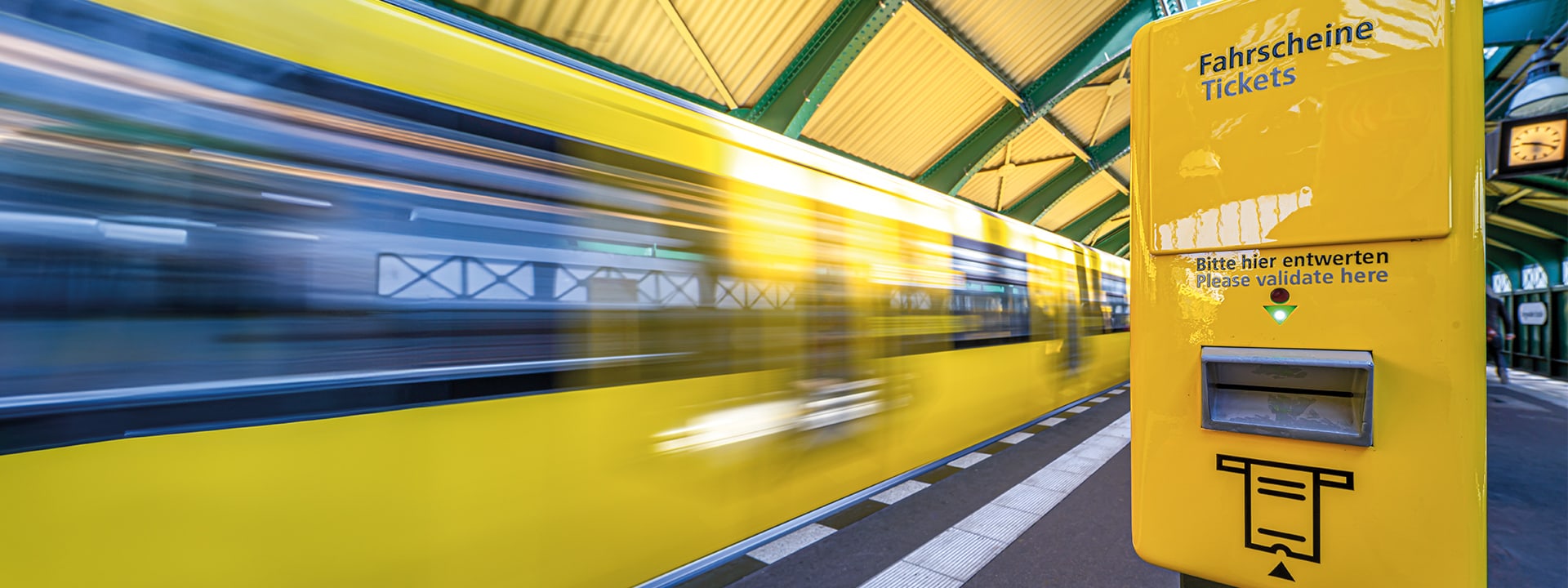 gelber Fahrscheinentwerter am Bahnhof
