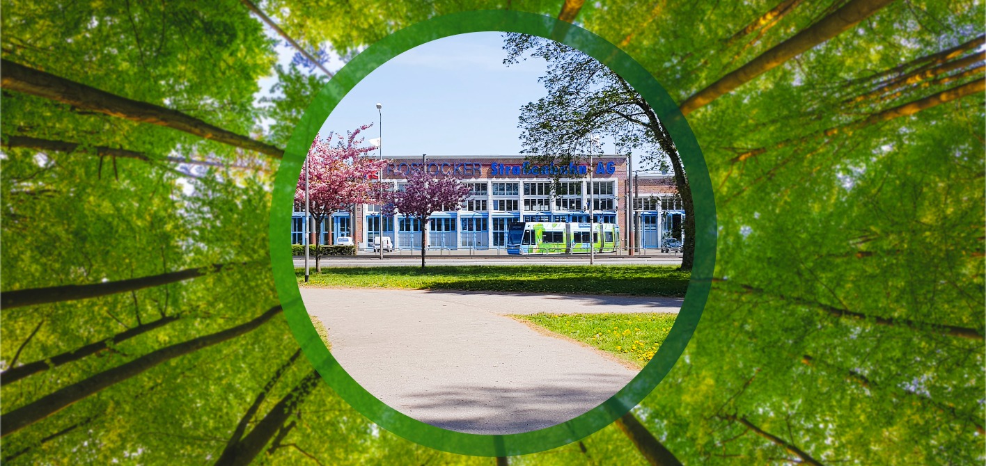 Nachhaltigkeitsmanagement: Governance bei der Rostocker Straßenbahn AG Außenansicht des Betriebshofs der Rostocker Straßenbahn AG (RSAG) mit einem modernen, grünen Straßenbahnwagen davor. Die Szene ist von oben durch Baumkronen gerahmt, was die Einbettung des Unternehmens in eine grüne Umgebung hervorhebt.