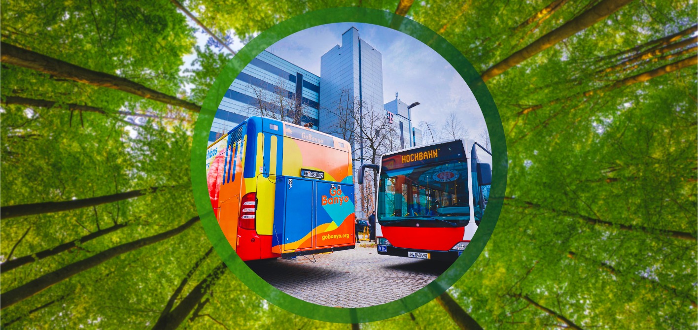 Soziale Nachhaltigkeit: Hamburger Hochbahn und der Duschbus Gobanyo Zwei Busse stehen Rücken an Rücken vor einem modernen Gebäude: links der bunte Duschbus Gobanyo, rechts ein roter Linienbus der Hamburger Hochbahn. Die Szene ist von oben durch grüne Baumkronen gerahmt, was die Verankerung des sozialen Projekts in der Stadt hervorhebt.