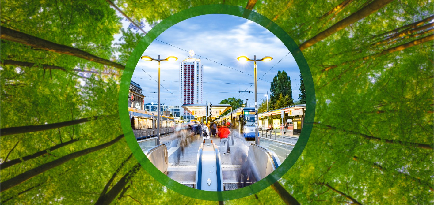 Leipziger Verkehrsbetriebe: Governance und Daseinsvorsorge durch Wachstum Ein belebter Straßenbahn-Knotenpunkt im Zentrum von Leipzig in der Abenddämmerung, mit einem Hochhaus im Hintergrund. Die Szene, umrahmt von grünen Baumkronen, symbolisiert die zentrale Rolle des ÖPNV in der Stadtentwicklung und Nachhaltigkeit.