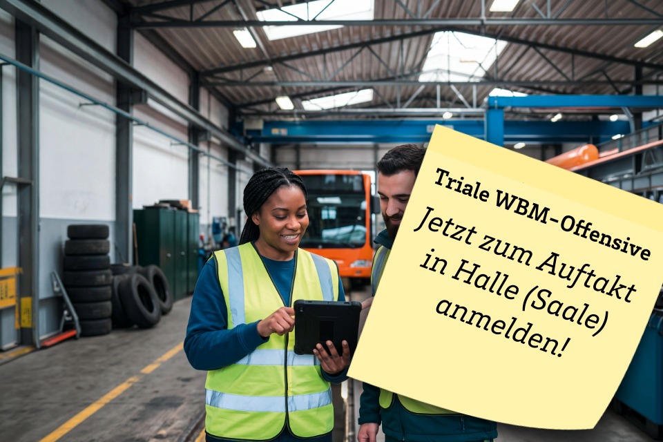 Beschäftigte in einer Buswerkstatt mit Hinweis zur Anmeldung für den Auftakt der Trialen WBM-Offensive in Halle (Saale).
