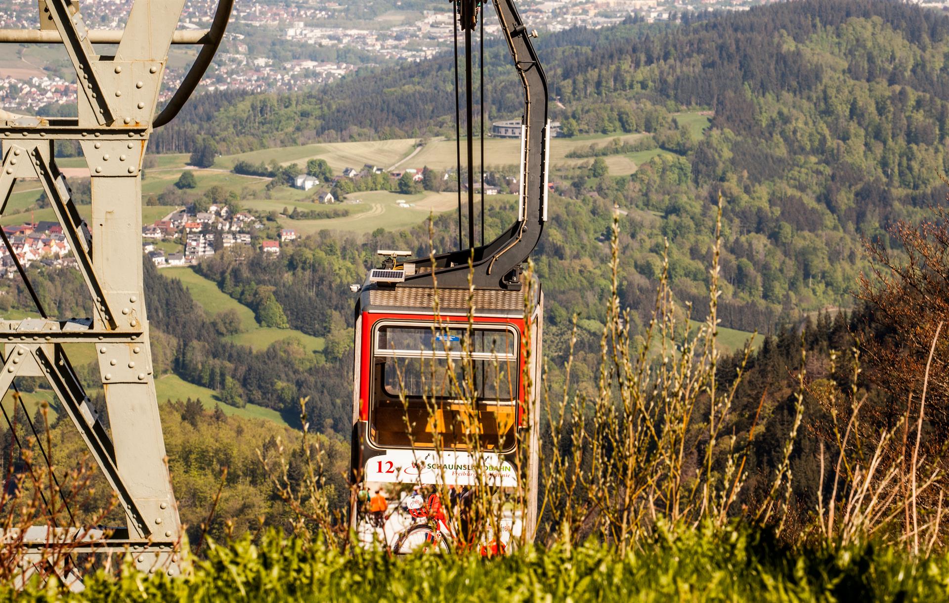 Seit 95 Jahren ist die Schauinslandbahn ein Wahrzeichen der Stadt Freiburg im Breisgau. Diese Bildergalerie nimmt Sie mit auf eine kleine Zeitreise. Klicken Sie oder nutzen Sie die Pfeiltasten.


