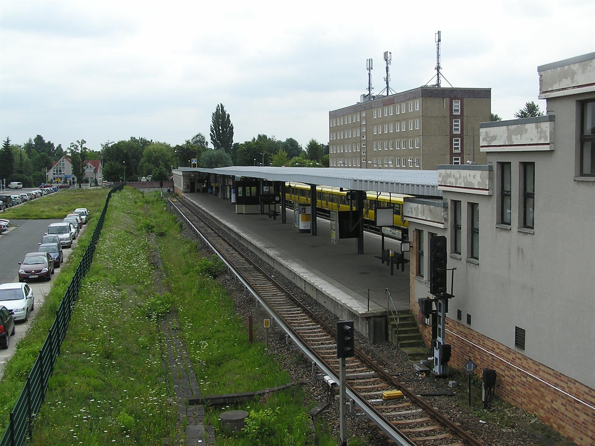 Eine Ansicht des U-Bahnhof Hönow mit direktem Blick auf Bebauung in Brandenburg.